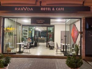 伊斯坦布尔Ravvda Hotel的大楼内带桌椅的餐厅