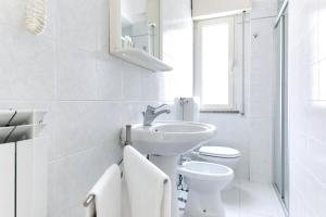 加比切马莱Residence Diffuso Arcobaleno的白色的浴室设有水槽和卫生间。