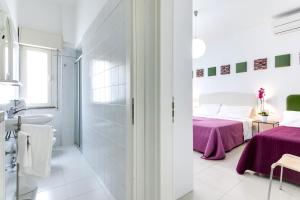 加比切马莱Residence Diffuso Arcobaleno的白色的浴室设有床和水槽
