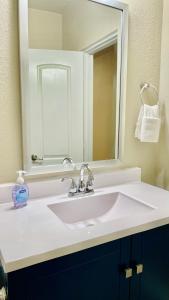 休斯顿Great location in Midtown!的浴室设有白色水槽和镜子