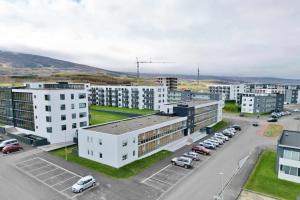 阿克雷里Flat in Akureyri的享有停车场空中景色,拥有白色建筑