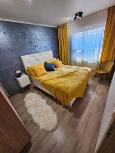 阿克雷里Flat in Akureyri的一间卧室配有一张带黄毯和地毯的床