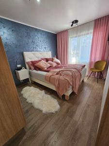 阿克雷里Flat in Akureyri的卧室配有床和白色地毯。