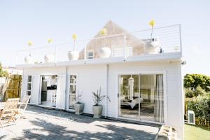赫罗德斯湾Huis Marais的白色房子,带滑动玻璃门
