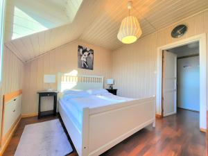 特隆赫姆Sunset Penthouse, Fjord View & Parking的卧室配有一张白色大床