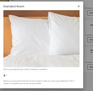 迪凯特Holiday Inn & Suites Decatur-Forsyth, an IHG Hotel的一张带白色床单和白色枕头的床