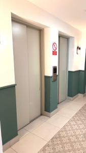 利马Friendly Apartment Tamayo的大楼内有三扇电梯门,禁止吸烟