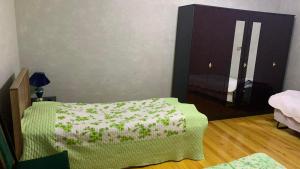 舍基Sheki Guest House的一间卧室配有一张床、梳妆台和镜子