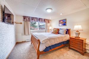 安克雷奇Cozy Apartment Less Than 4 Miles to Downtown Anchorage!的一间卧室设有一张床和一个窗口