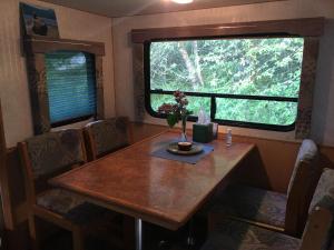 VesuviusShady Acre RV Rental的一间带桌子和窗户的用餐室