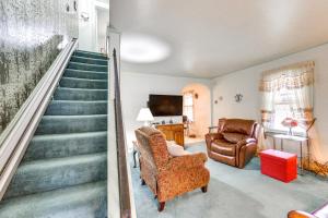 西米夫林Charming West Mifflin House - 3 Mi to Kennywood!的一间带楼梯和椅子的客厅
