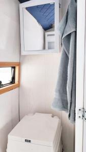 赫尔辛基Lissu Love Mobil的一间带卫生间和橱柜的小浴室