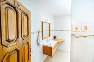 Miklavž pri OrmožuZelena Oaza - B&B的一间带水槽和镜子的浴室