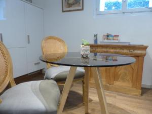 穆尔滕Sweet Home的一张桌子、两把椅子和一张木桌