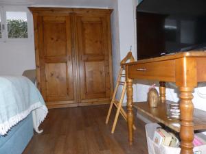 穆尔滕Sweet Home的一间卧室配有木制橱柜和一张书桌