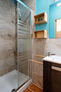 拉梅特拉·德·玛尔Loft con encanto的带淋浴和盥洗盆的浴室