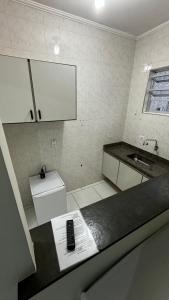 大普拉亚Quintal do forte的浴室设有水槽和遥控器