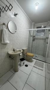 大普拉亚Quintal do forte的浴室配有卫生间、盥洗盆和淋浴。