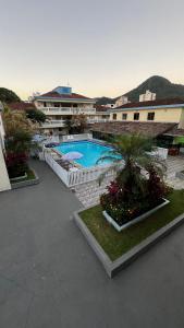 大普拉亚Quintal do forte的一座带度假村的大楼内的游泳池