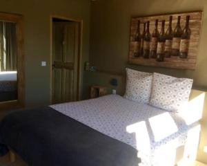 博尼约吕贝宏休憩地酒店的一间卧室配有一张带蓝色毯子和枕头的床。