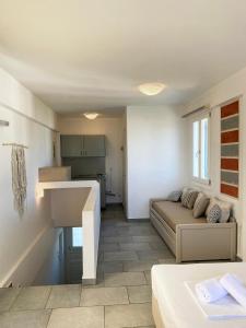 梅加斯·亚洛斯-奈特斯Agnadi Syros Beachfront Studios & Rooms的带沙发的客厅和厨房