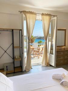 梅加斯·亚洛斯-奈特斯Agnadi Syros Beachfront Studios & Rooms的一间卧室配有一张床,享有海景