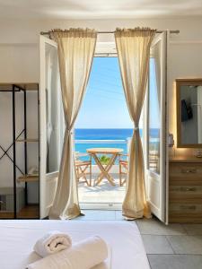 梅加斯·亚洛斯-奈特斯Agnadi Syros Beachfront Studios & Rooms的海景卧室