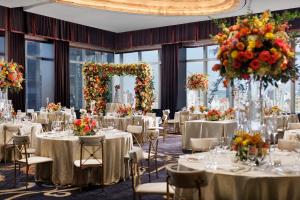 纽约Mandarin Oriental, New York的宴会厅配有桌椅和鲜花