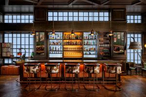 纽约Mandarin Oriental, New York的带酒吧凳的酒吧,位于带窗户的房间里