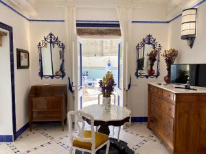 波西塔诺波西塔诺套房度假屋的厨房配有桌椅和镜子