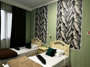 HaghpatAghdepat Hotel的绿墙客房内的两张床