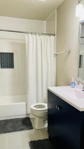 休斯顿Great location in Midtown!的浴室配有卫生间、盥洗盆和淋浴。