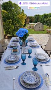 拉瓜迪亚Legado De Zabala, Casa Rural的上面有蓝色和白色的板子的桌子