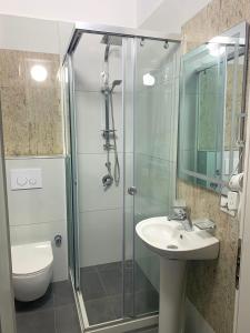 维利波吉Fishta Quality Apartments Q5 36的带淋浴、盥洗盆和卫生间的浴室