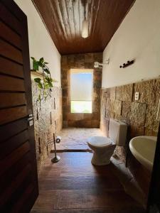 皮帕Tropical Hostel的一间带卫生间和水槽的浴室