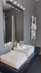 阿尔瓦杜什Casa Boho - Turismo Rural的浴室设有白色水槽和镜子
