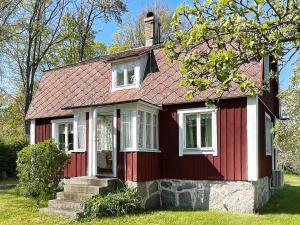 瑟尔沃斯堡Holiday home SÖLVESBORG XI的红色房子,有红色屋顶
