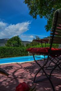 卡皮雷拉Los Castaños, Vivienda Rural, Capileira的坐在泳池旁的天井上的椅子