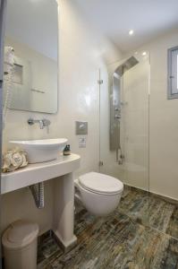 纳克索乔拉Luxury Naxos Apartment | Deluxe Triple Studio | 150m From St. George Beach | City Center | Saint George的浴室配有卫生间、盥洗盆和淋浴。