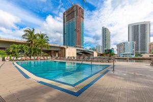 好莱坞Panoramic views 2 bed at Beach walk 27th Miami的一座位于高楼城市的游泳池