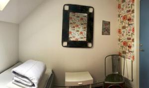 Gothem哥腾罗技酒店的一间设有一张床的客房,墙上设有镜子
