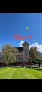 因特拉肯SAVOY 26的一座有风筝的大建筑