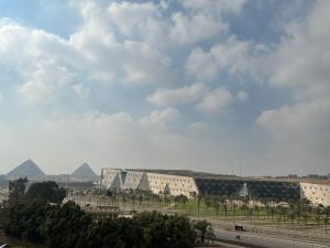 开罗Palm Grand Egyptian Museum的金字塔背景建筑的景色