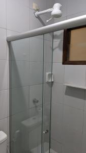 塔曼达雷Pousada Solar da Praia的浴室里设有玻璃门淋浴