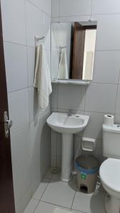 塔曼达雷Pousada Solar da Praia的白色的浴室设有水槽和卫生间。