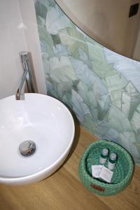 波利卡IL CORTILE DELLE ZAGARE的浴室设有白色水槽和绿色碗