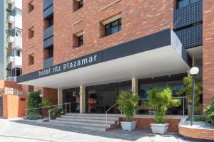 马塞约Ritz Plazamar Hotel的带有读物与药房相遇的标志的建筑物