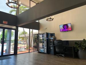 霍姆斯泰德Garden Inn Homestead/Everglades/Gateway to Keys的办公室设有书桌和墙上的电视