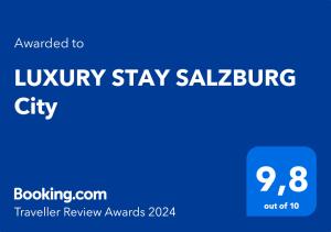 萨尔茨堡LUXURY STAY SALZBURG City的萨尔茨堡市豪华住宿的蓝色标志