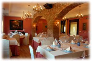 Collado阿尔科德尔罗布莱酒店的用餐室配有白色的桌子和白色的椅子